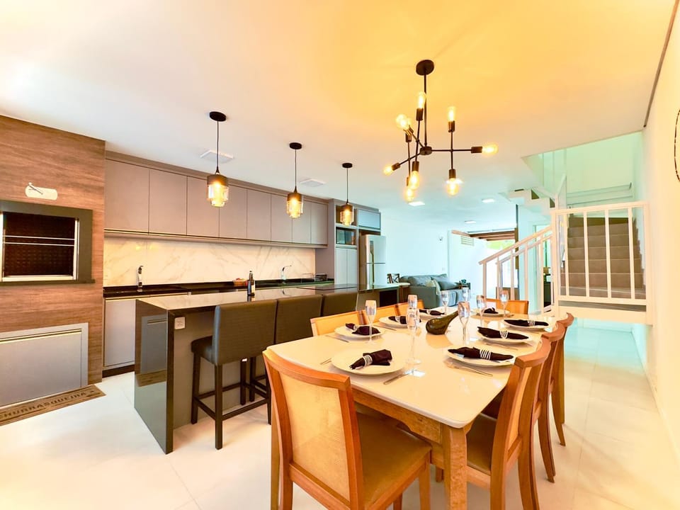 Kitchen or kitchenette, Dining area, stove