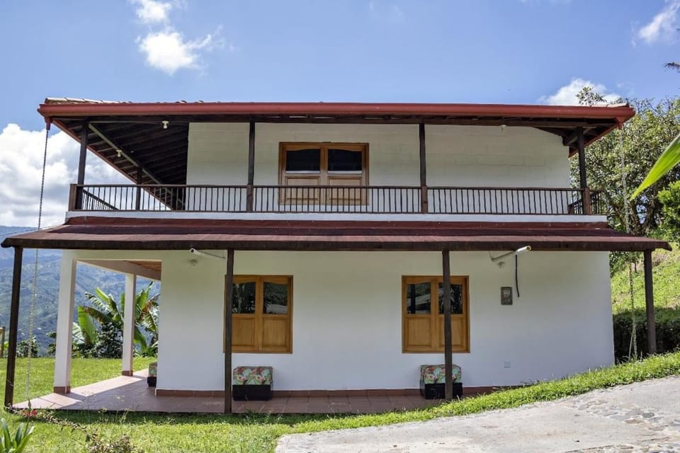 Entre Cafetales House in Caldas, Colombia