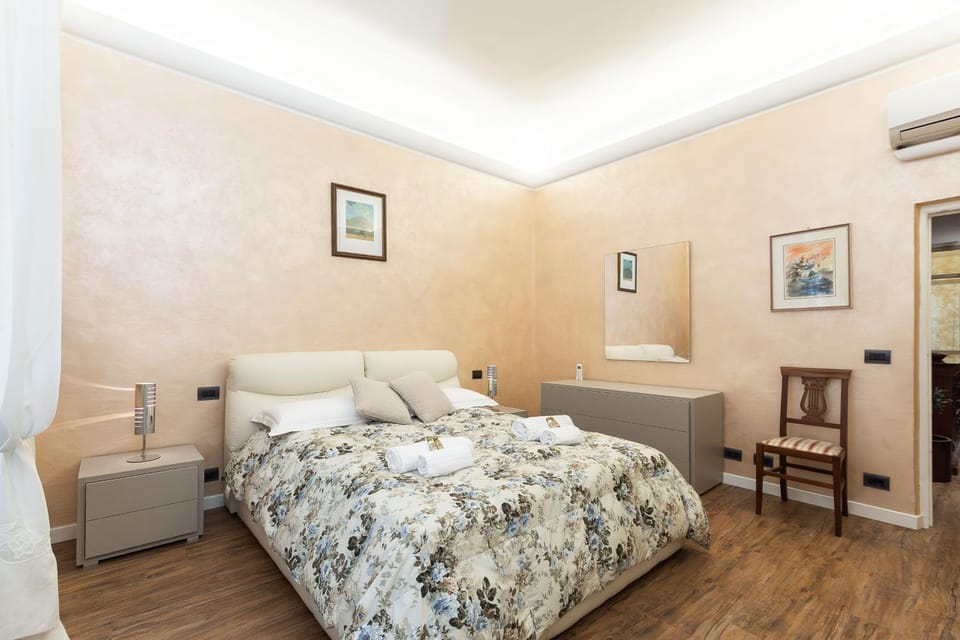 Bed, Photo of the whole room, Seating area, Bedroom, air conditioner