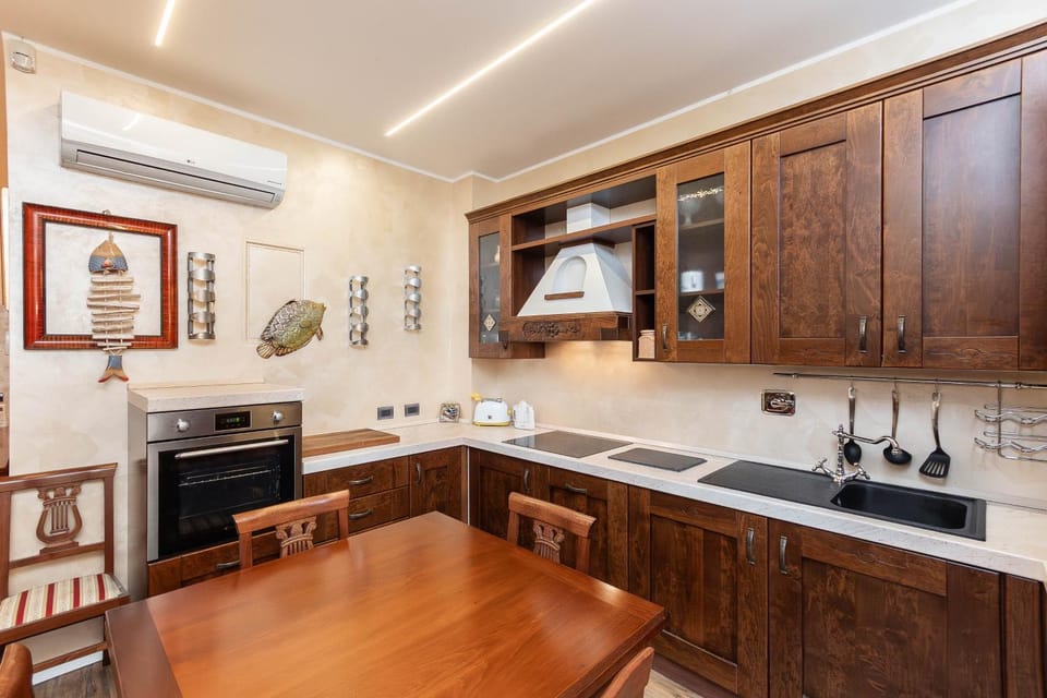 Kitchen or kitchenette, Dining area, stove