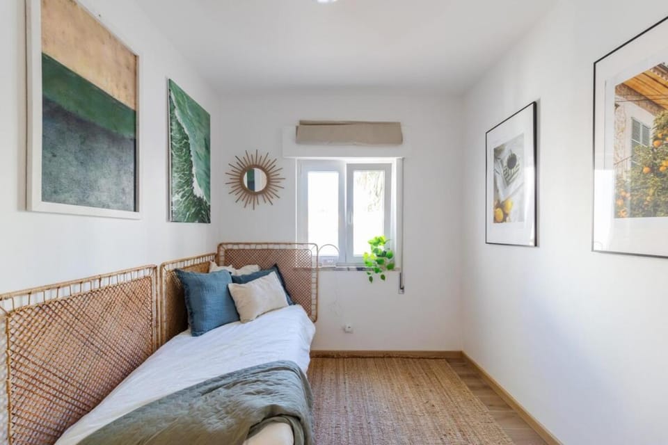 Casa Phoebe - NEW Renovated Burgau Apartment Sleeps 5 - Beach 1 min Apartment in Luz