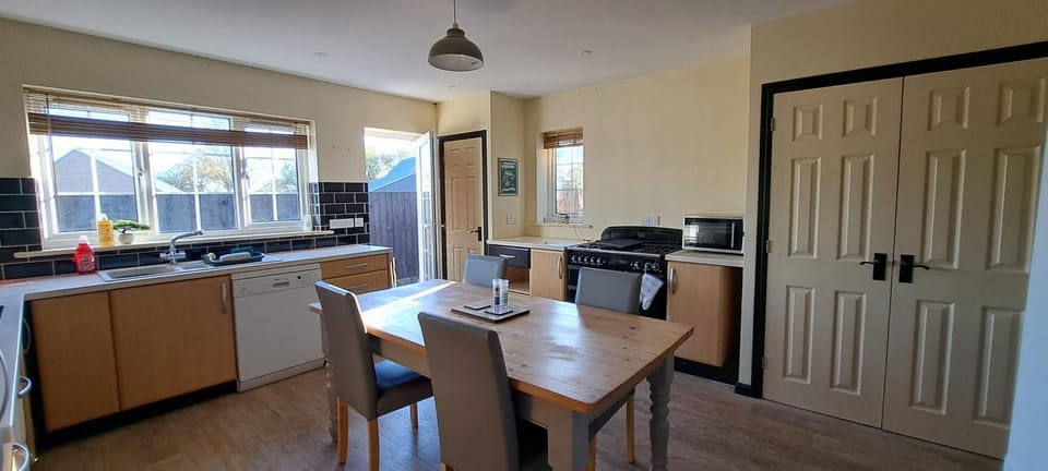 Kitchen or kitchenette, Dining area, oven, pet friendly, toaster