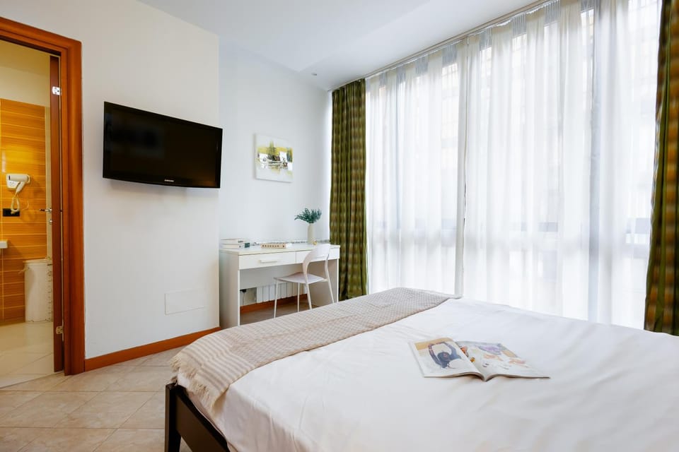 Bed, TV and multimedia, Bedroom