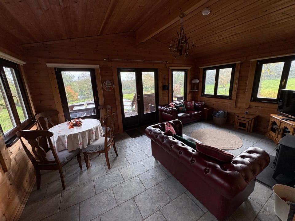 Brynmeini Lake Lodge Nature lodge in Clydau