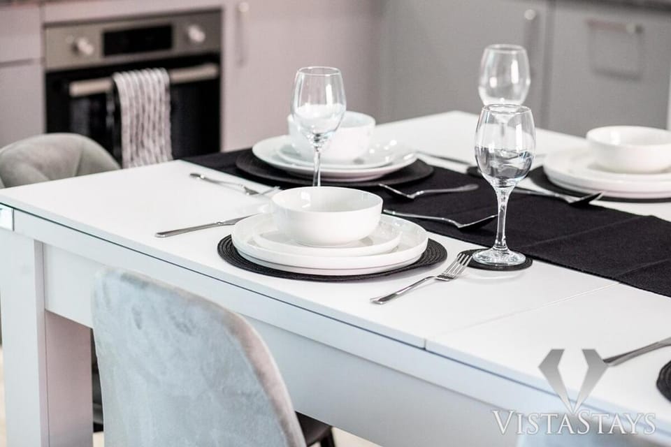 Luxury 2 Bed Flat with Pool Table and Netflix by Vista Stays Short Lets Birmingham Apartment in Birmingham