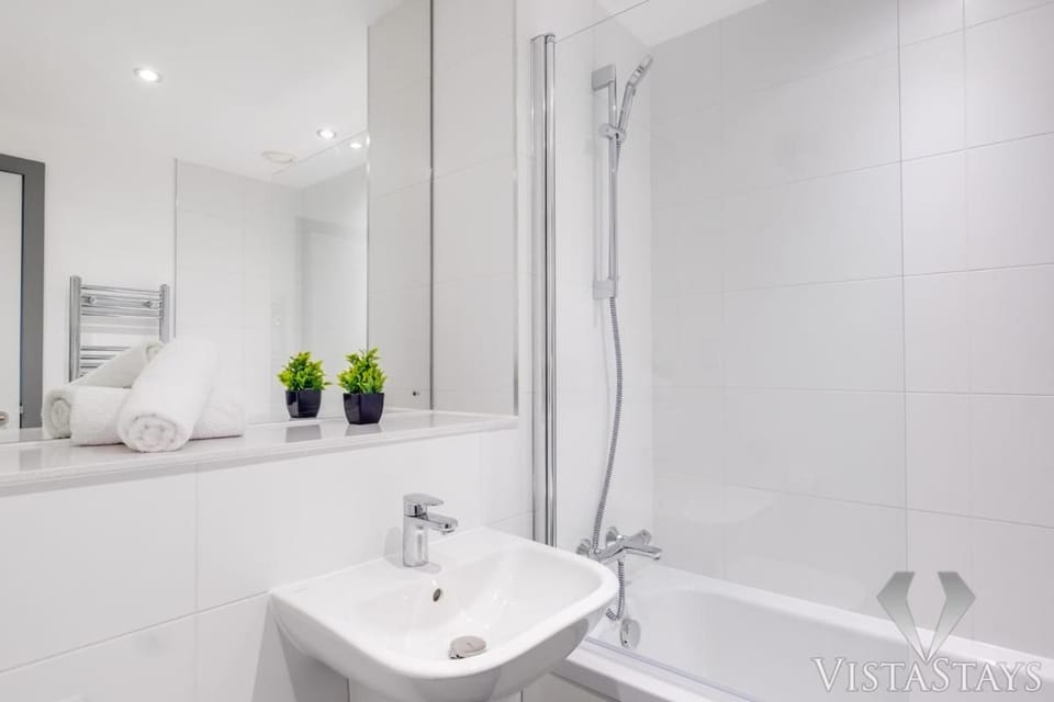 Luxury 2 Bed Flat with Pool Table and Netflix by Vista Stays Short Lets Birmingham Apartment in Birmingham