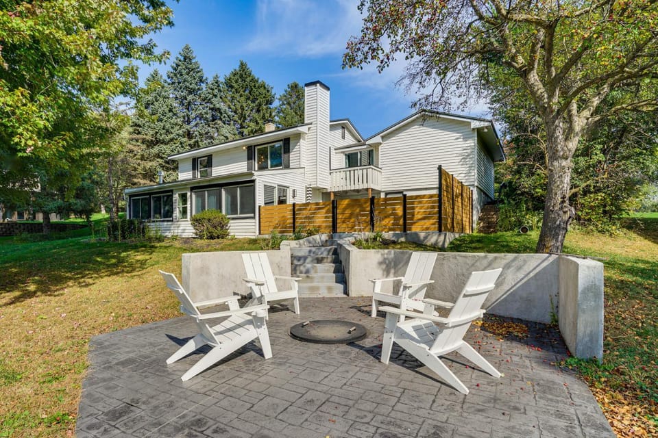 Cabin w/ Halstead Bay Access: Hot Tub, Sauna, Dock Cabin in Minnetrista