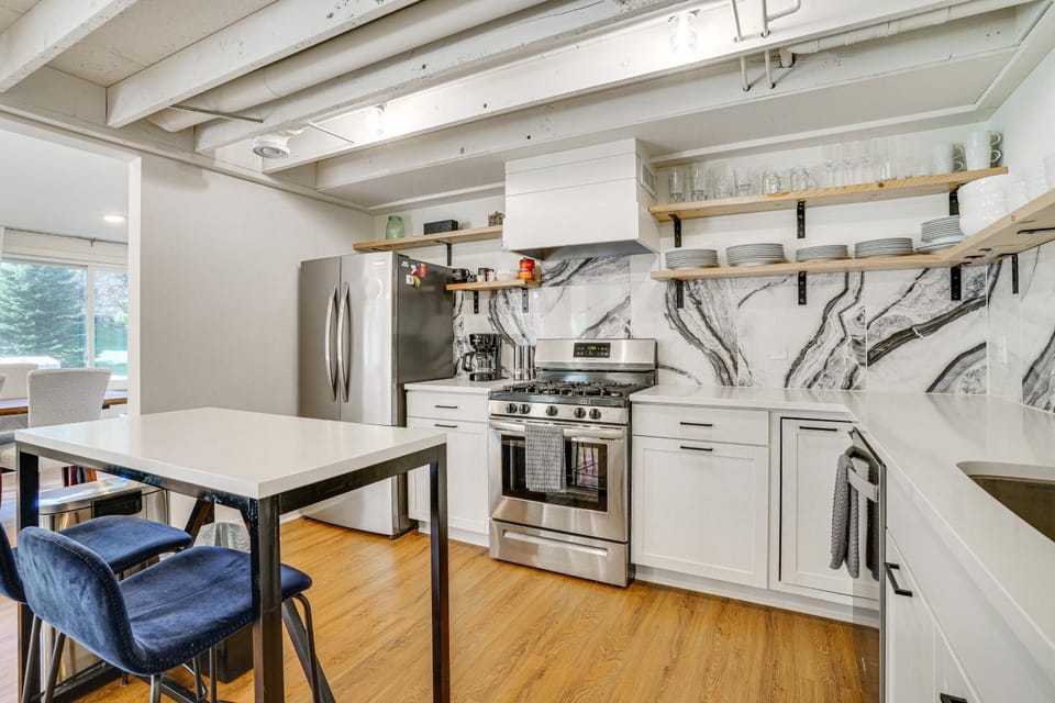 Cabin w/ Halstead Bay Access: Hot Tub, Sauna, Dock Cabin in Minnetrista