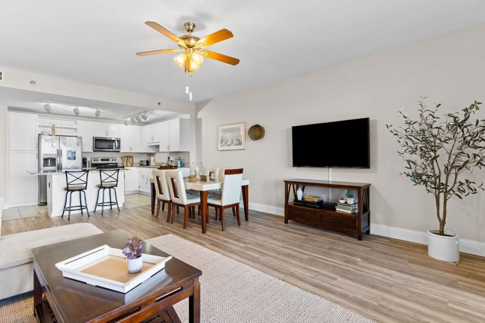 TV and multimedia, Kitchen or kitchenette, Living room, Seating area, Dining area