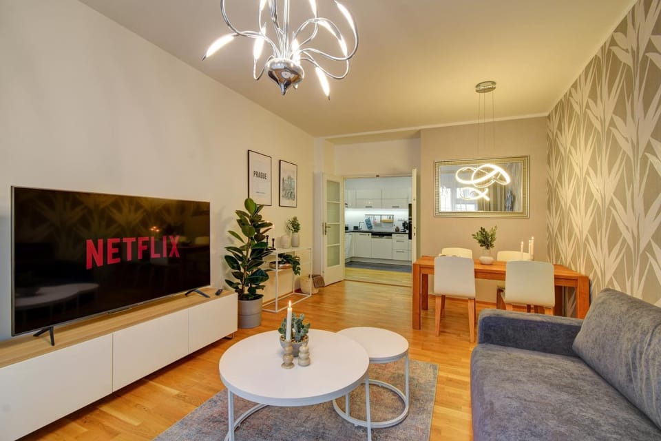 TV and multimedia, Living room, Seating area, Evening entertainment