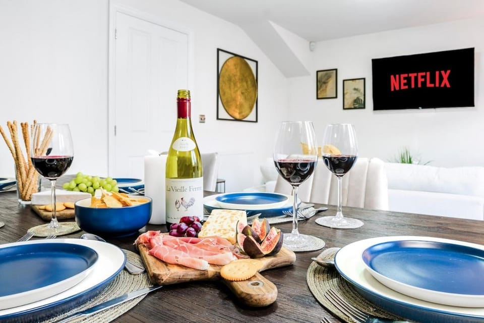 New Quiet Luxury 3BR House Sleeps 5 House in Huntingdonshire District