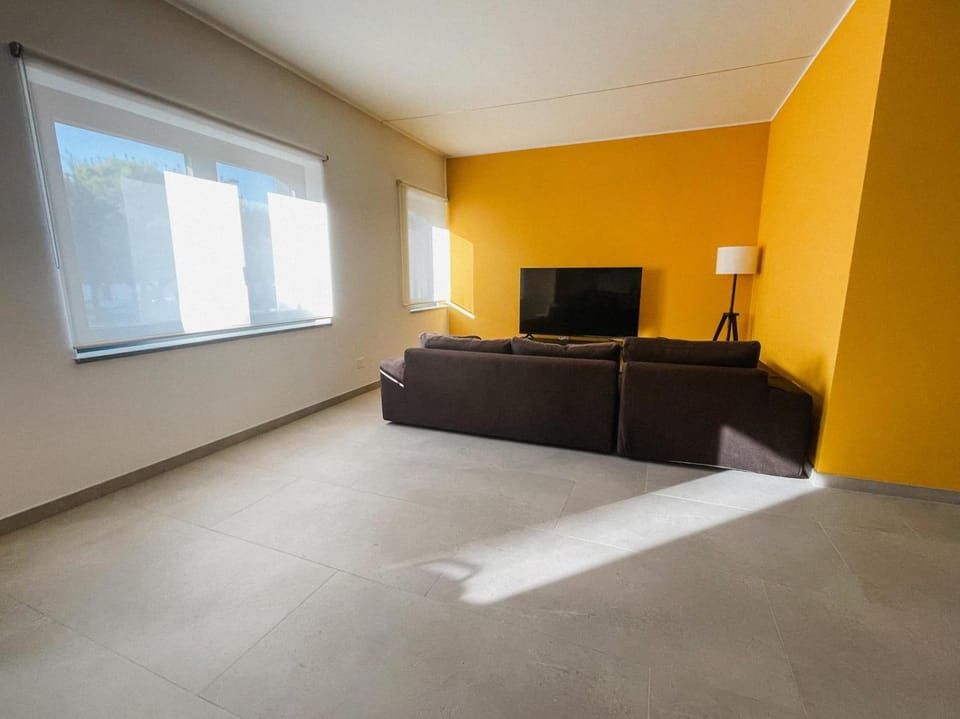 Communal lounge/ TV room, TV and multimedia, Living room, Seating area