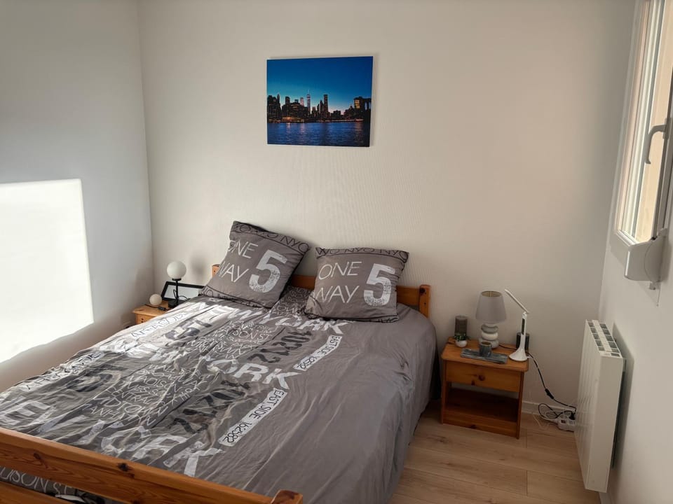 Bed, Photo of the whole room, Bedroom