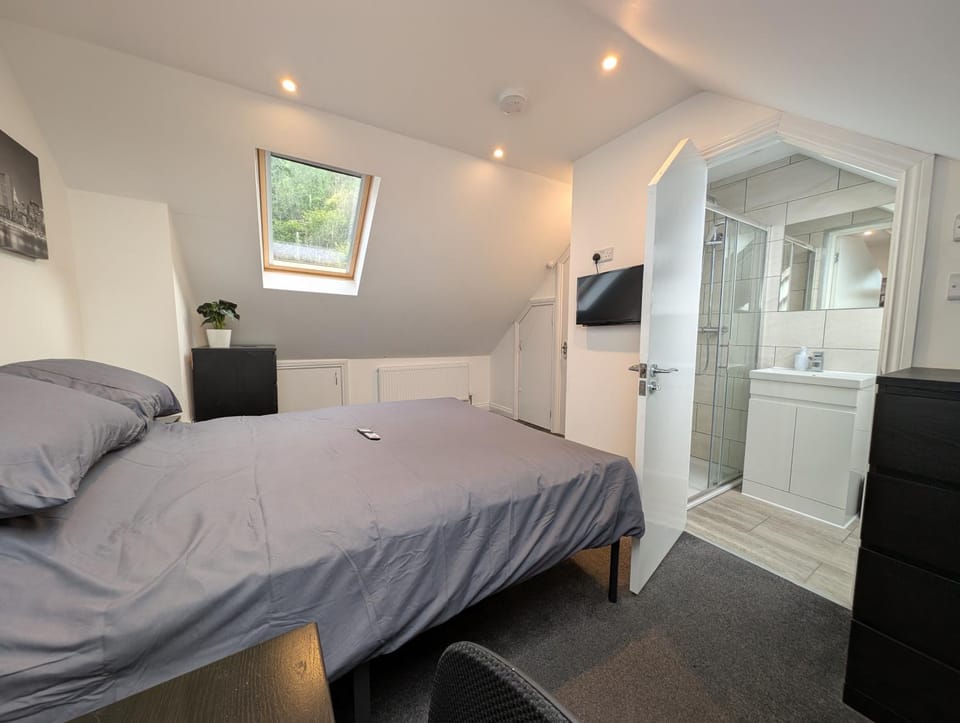 Bed, TV and multimedia, Bedroom