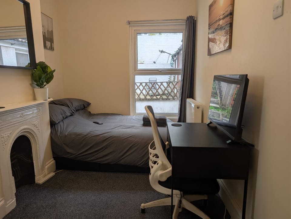 Bed, TV and multimedia, Bedroom