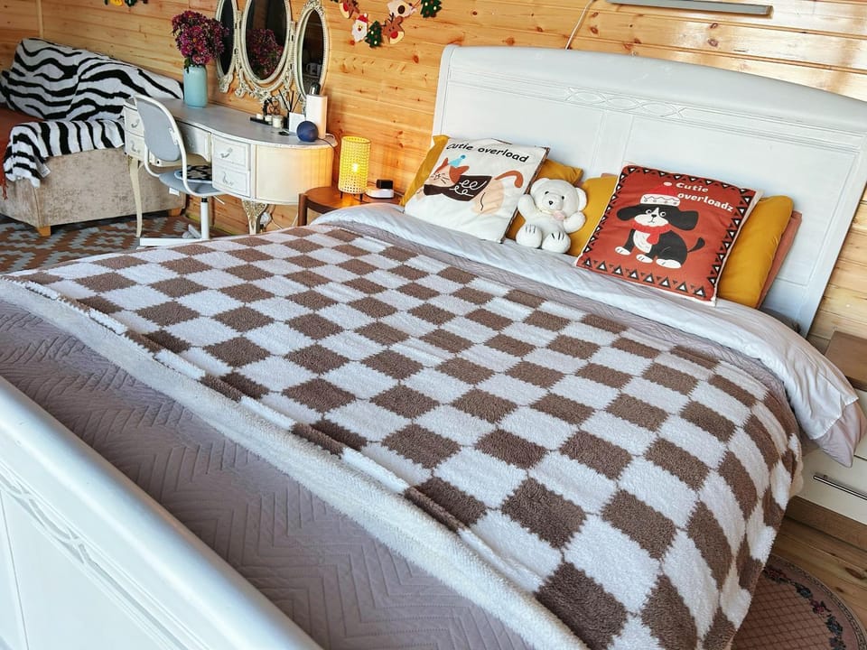 Valley view cabin in the woods on a farm Cabin in Dublin