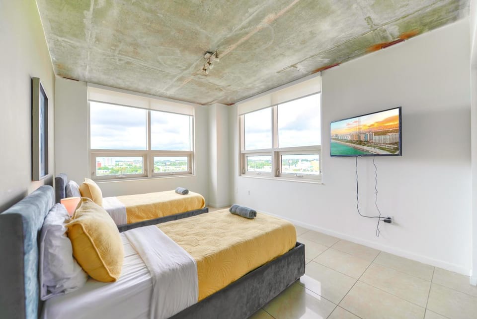 Bed, TV and multimedia, Bedroom, towels