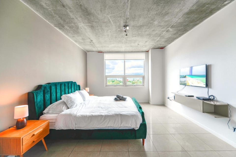 Bed, TV and multimedia, Bedroom, towels