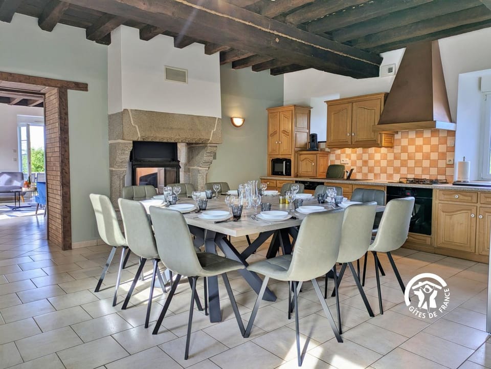 Kitchen or kitchenette, Dining area, stove