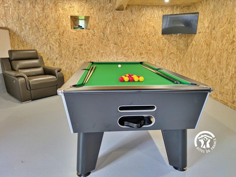 Billiard, Game Room