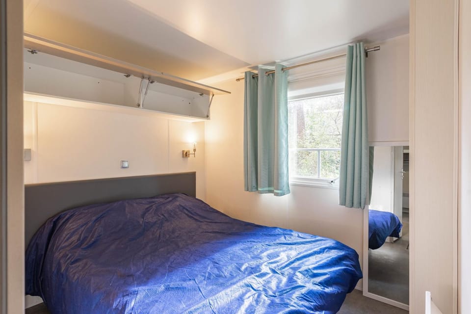 Property building, Living room, Bedroom