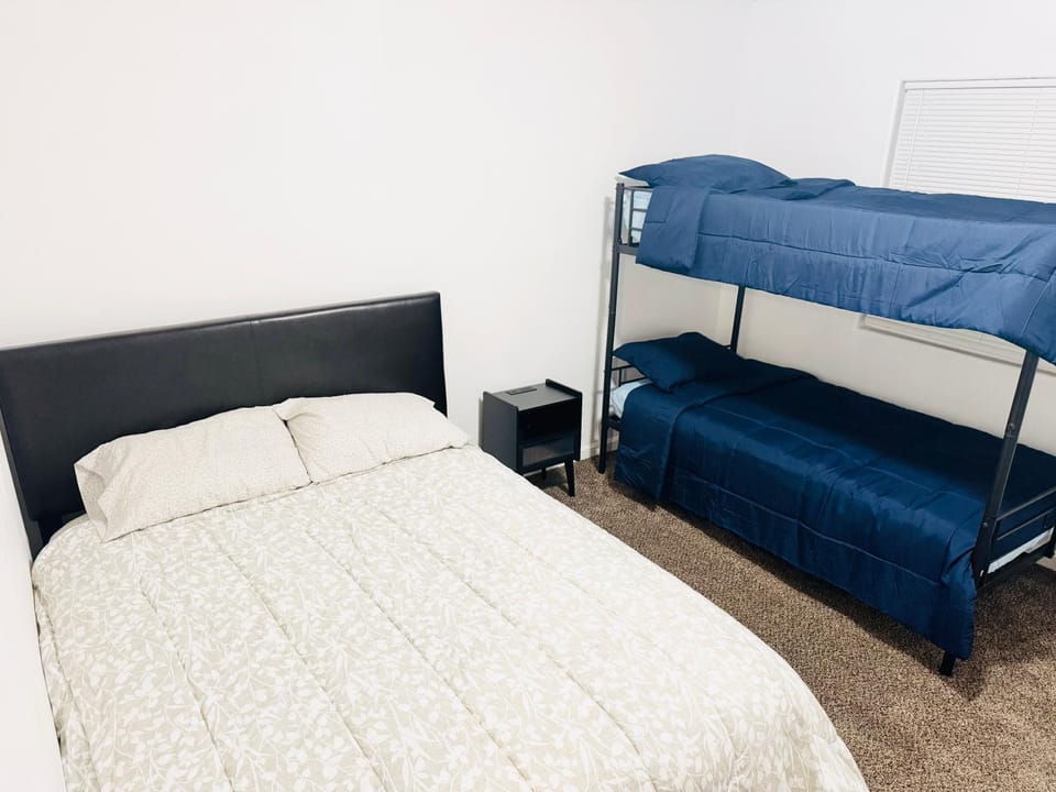 LRG 1600sqft 4room 2 bath in a quiet neighborhood House in Bakersfield