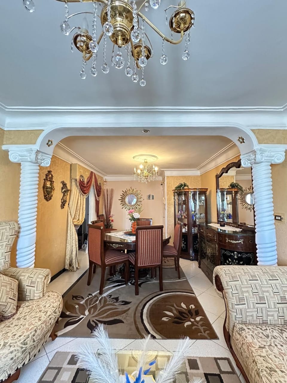 Regal and Spacious Retreat with Crystal Chandeliers Apartment in Alexandria