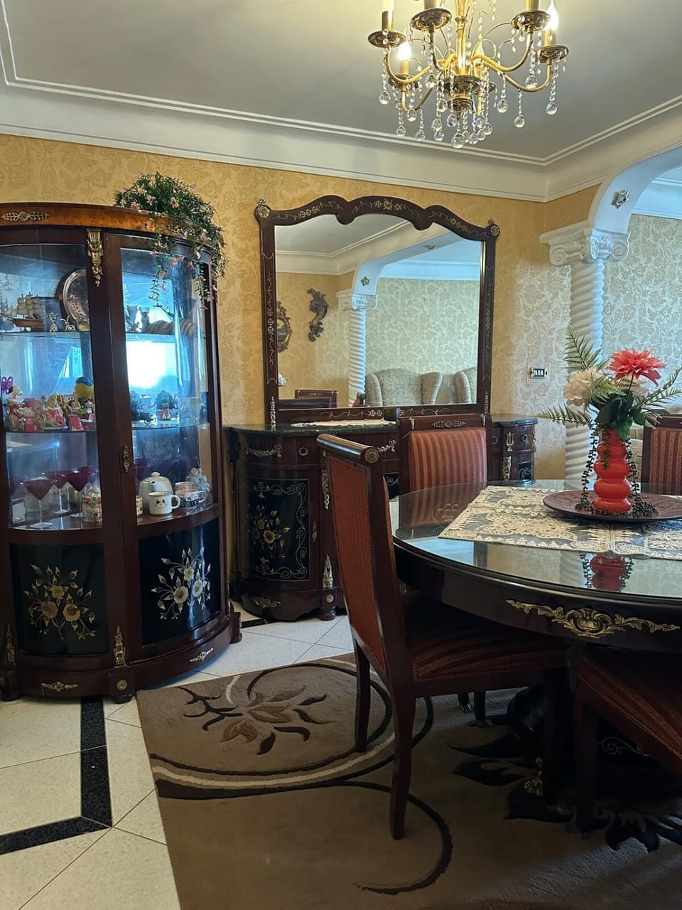 Regal and Spacious Retreat with Crystal Chandeliers Apartment in Alexandria