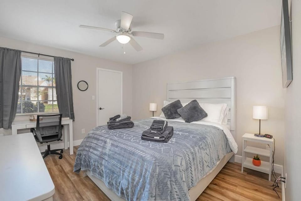 Serenity - Ground Floor Condo - Half Mile to Beach House in Melbourne