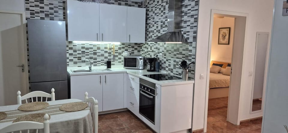 Kitchen or kitchenette, Dining area, stove