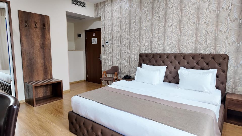 Bed, Living room, Photo of the whole room, Seating area, Bedroom, wardrobe, air conditioner