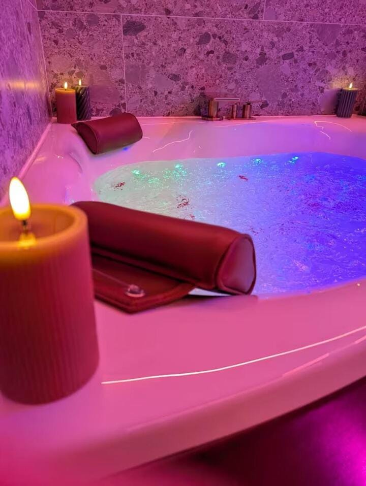 3 appartements uniques - 1 avec sauna balnéo - Parking privé inclus Apartment in Villeneuve-d'Ascq