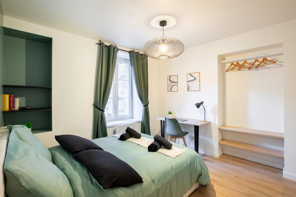Bed, Photo of the whole room, Seating area, Bedroom