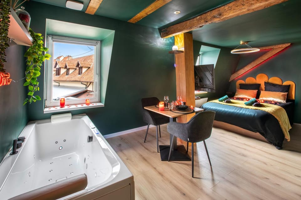 Bed, Hot Tub, Photo of the whole room, Bedroom