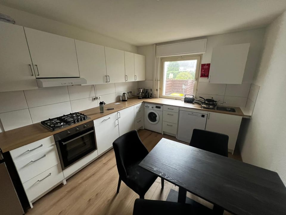 Kitchen or kitchenette, Kitchen or kitchenette, Dining area, dishwasher, oven, stove