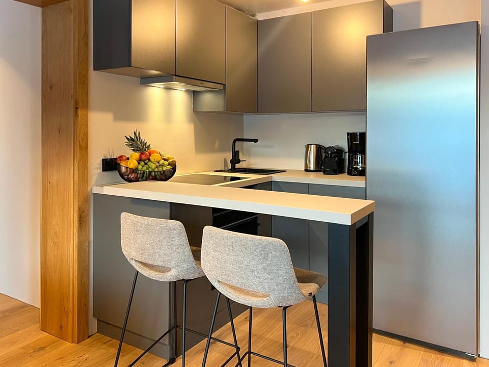 Coffee/tea facilities, Kitchen or kitchenette, oven, stove