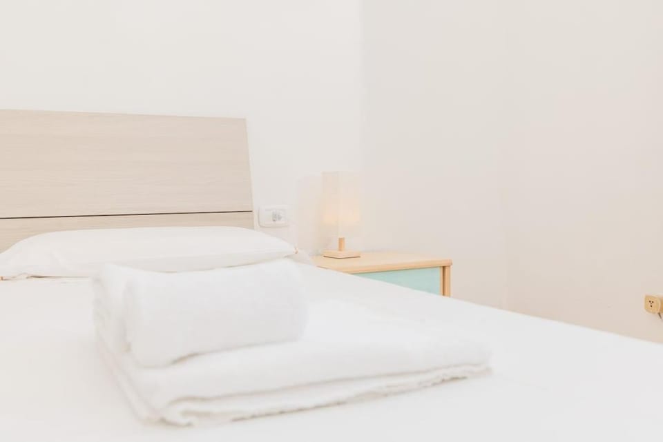 Bed, Bedroom, towels