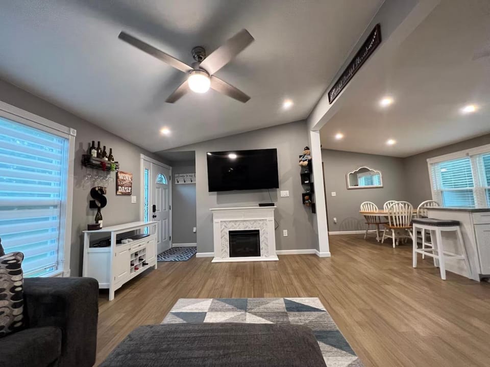 TV and multimedia, Kitchen or kitchenette, Living room, Seating area, Dining area