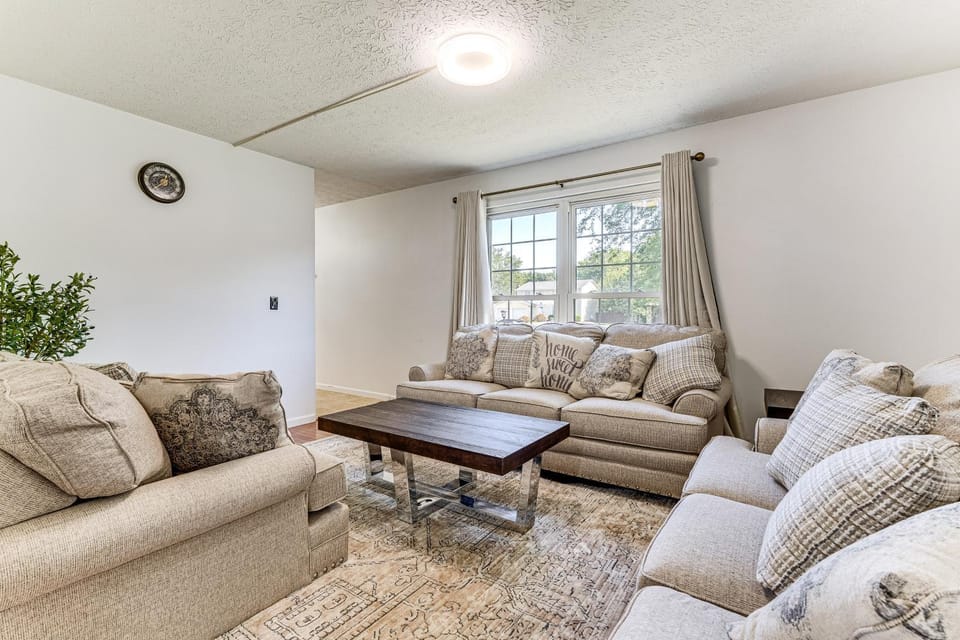 Shop, Golf and Explore Home 14 Mi to Columbus! House in Pickerington