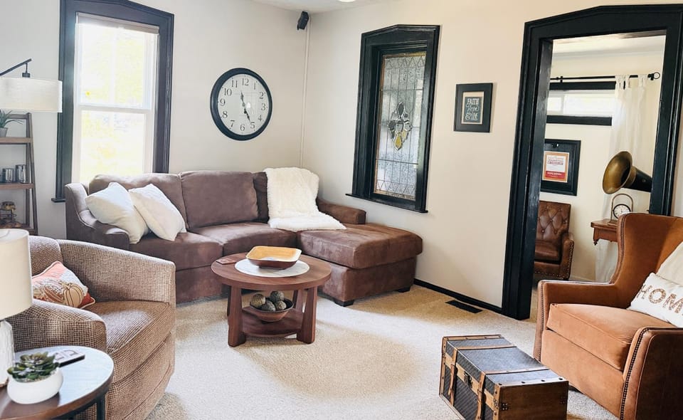 Luxurious 1875 centrally located Canton Akron home, expansive primary & sunset view House in Ohio