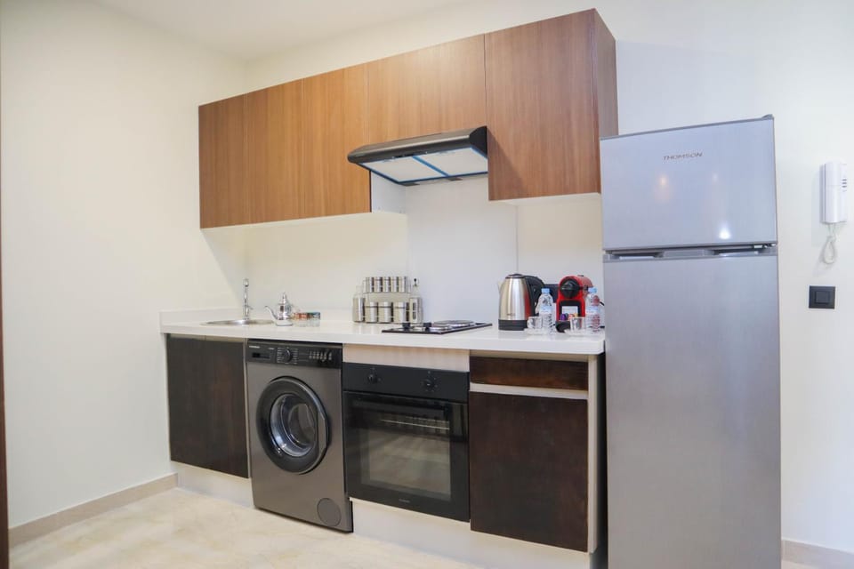 Kitchen or kitchenette, oven, washing machine