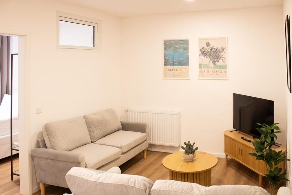 TV and multimedia, Living room, Seating area, Evening entertainment