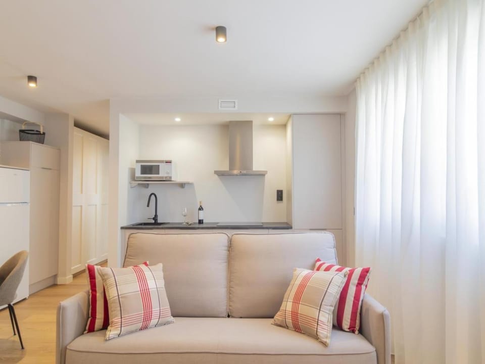Bed, TV and multimedia, Living room, Dining area, kitchen, air conditioner