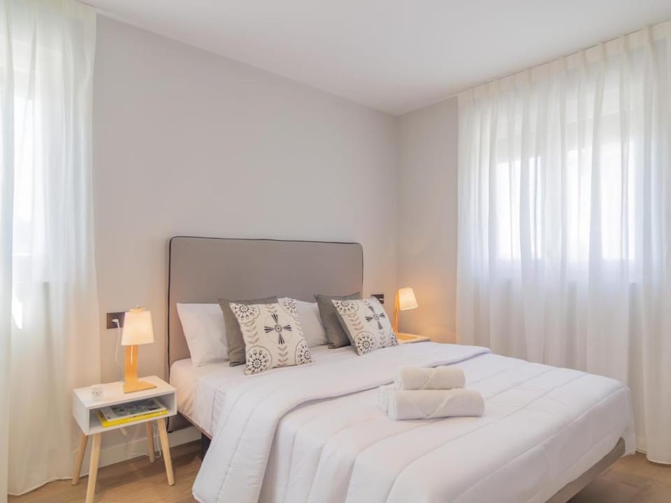 Bed, TV and multimedia, Bedroom, air conditioner