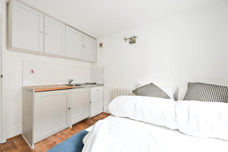 Bed, Kitchen or kitchenette