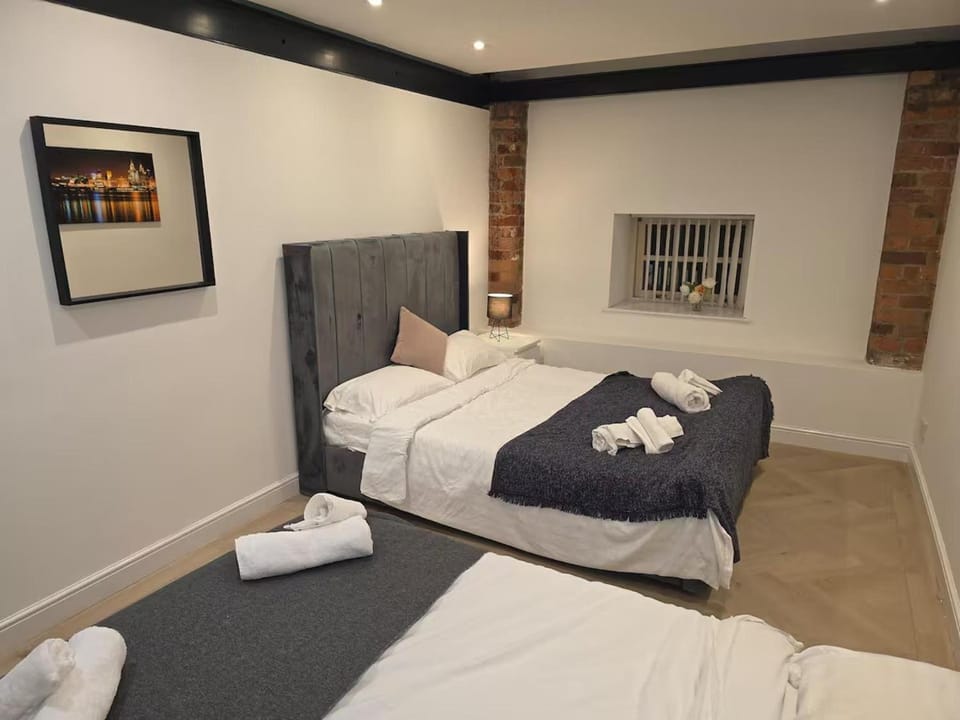 Bed, Decorative detail, Bedroom, towels