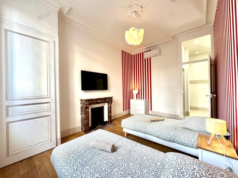 TV and multimedia, Photo of the whole room, Bedroom