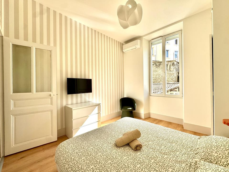 Bed, TV and multimedia, Photo of the whole room, Bedroom