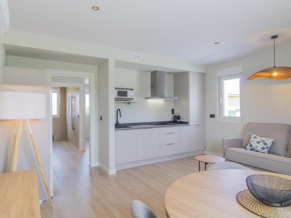 Bed, Living room, Dining area, Facility for disabled guests, kitchen, air conditioner