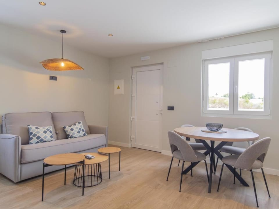 Bed, Living room, Dining area, Facility for disabled guests, air conditioner